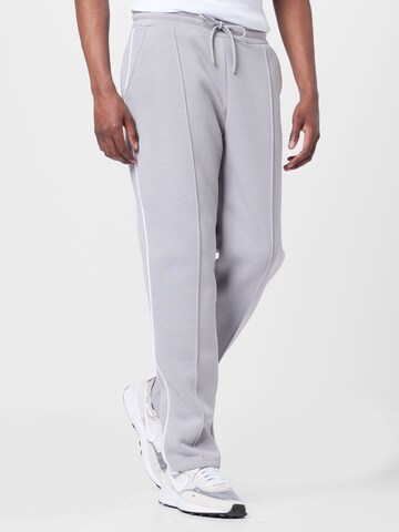 BURTON MENSWEAR LONDONregular Hlače - siva boja: prednji dio