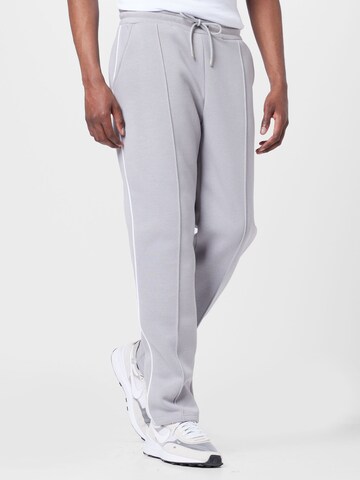 Regular Pantalon BURTON MENSWEAR LONDON en gris : devant