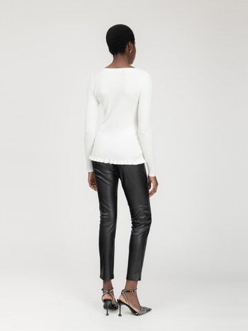 Influencer Sweter w kolorze biały