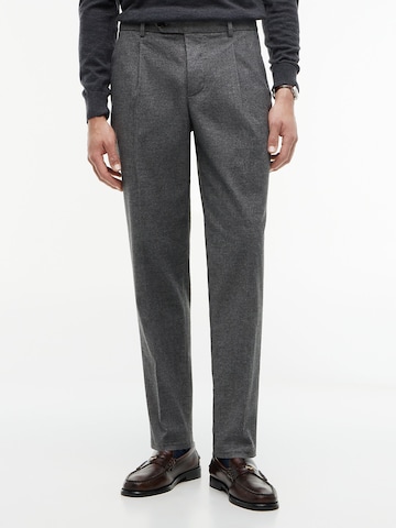 TOMMY HILFIGER Slim fit Pleat-front trousers 'New York' in Grey: front