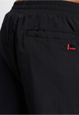 FUBU - Tapered Pantalón 'Corporate' en negro