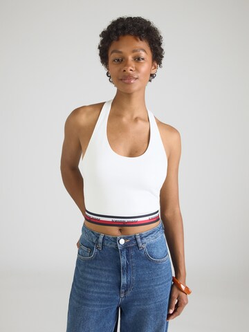 Top de la Tommy Jeans pe alb: față