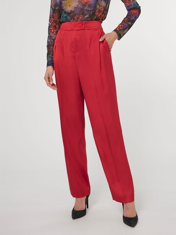 MADELEINE Loosefit Hose in Rot: Vorderseite