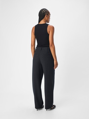 Loosefit Pantaloni con pieghe 'Meghan' di OBJECT in grigio
