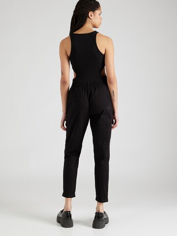 VERO MODA - Tapered Pantalón 'EMMA' en negro