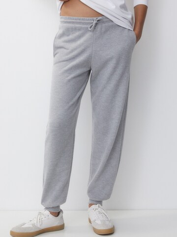 Pull&Bear Tapered Broek in Grijs: voorkant