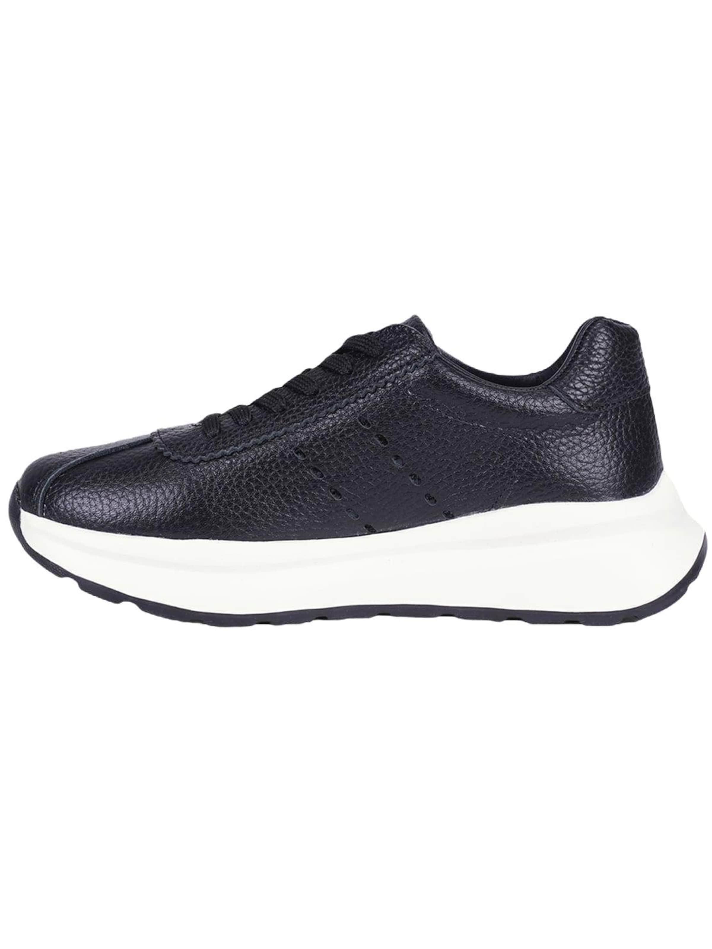 Desa Sneakers in Black