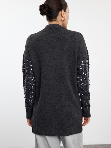 Trendyol Strickjacke in Grau