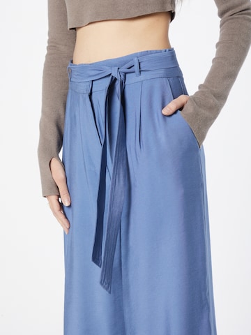 ABOUT YOU Zvonové kalhoty Kalhoty se sklady v pase 'Lilyan' – modrá