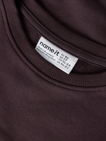 NAME IT - Sudadera en marrón