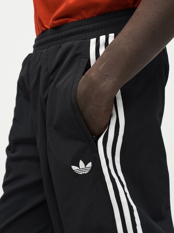 ADIDAS ORIGINALS Loosefit Bandplooibroek in Zwart