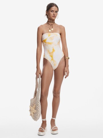 Bandeau Costum de baie întreg de la Desigual pe alb