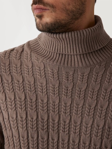GUESS Pullover in Braun