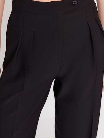 Trendyol - Loosefit Pantalón plisado en negro