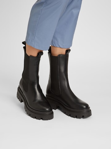 TAMARIS Chelsea Boots in Black: front