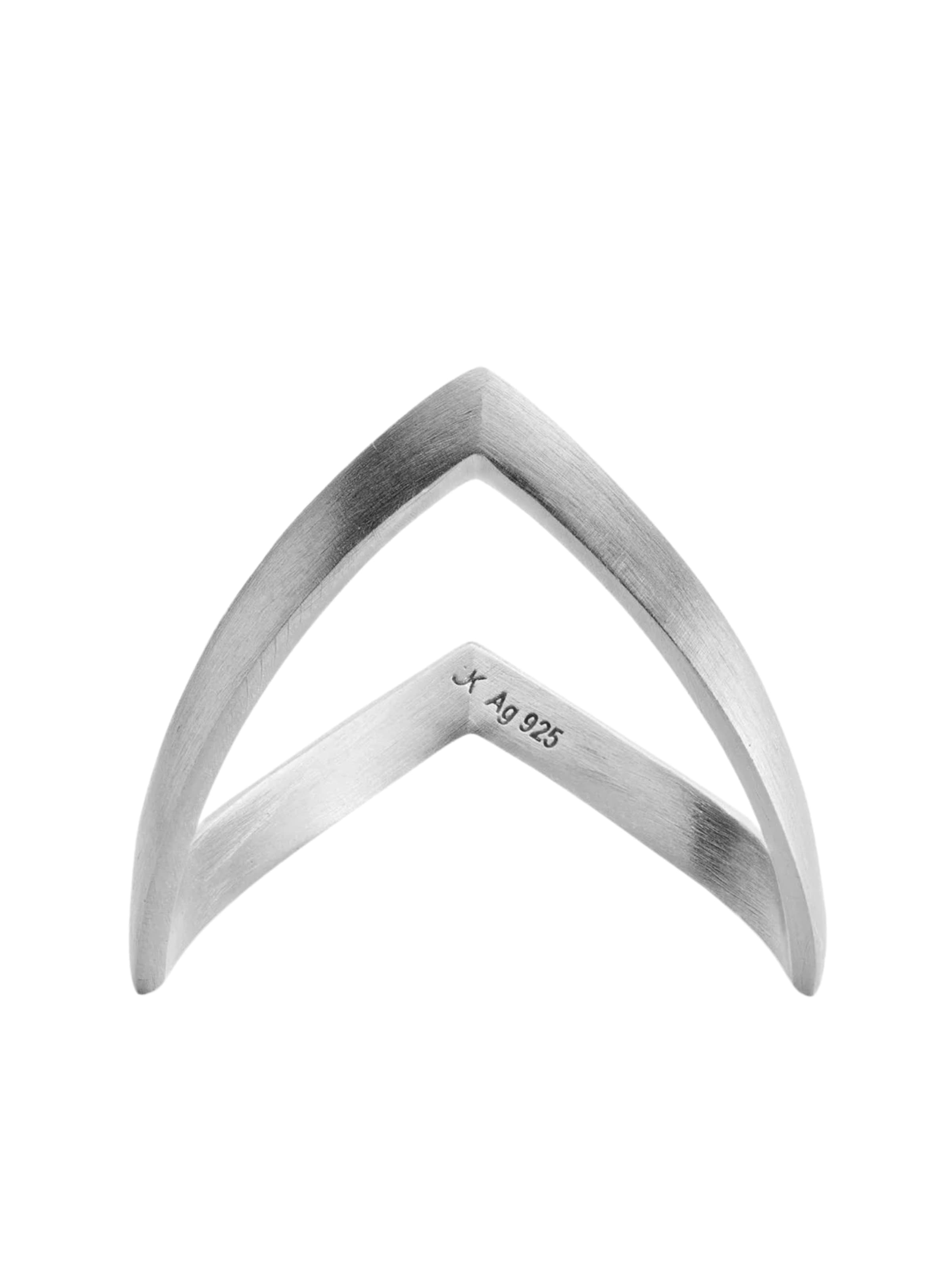 Jane Kønig Ring 'V' i sølv: forside