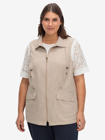 SHEEGO Vest in Beige: front