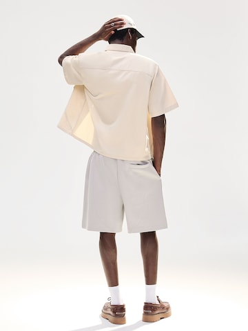 BershkaBaggy Hlače - siva boja