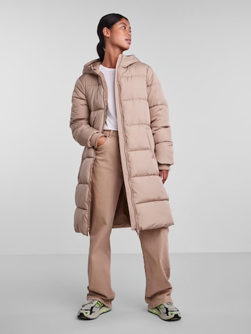 Manteau d’hiver 'Bee' PIECES en beige