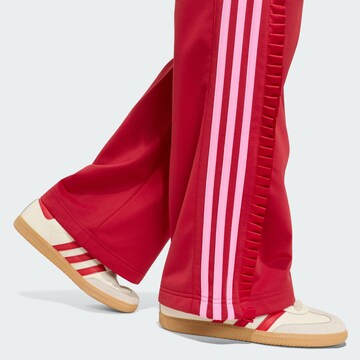 ADIDAS ORIGINALSWide Leg/ Široke nogavice Hlače 'Firebird' - crvena boja