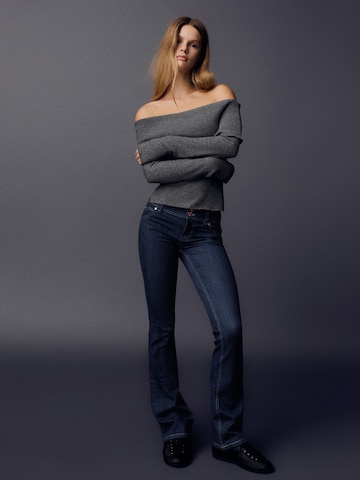 Bershka Boot cut Jeans in Blue: front
