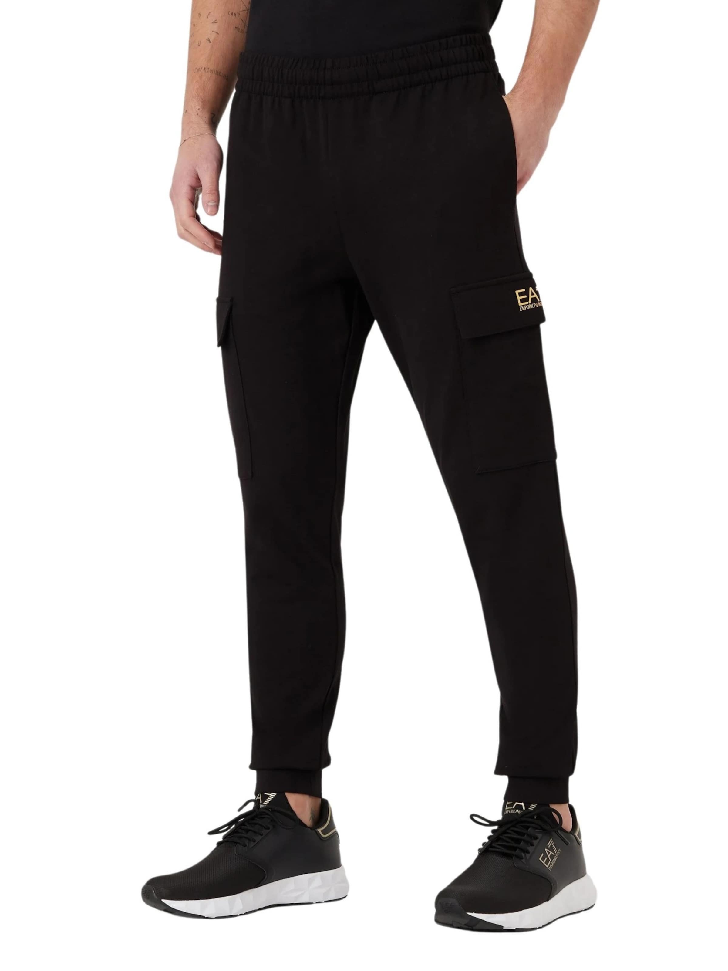 Tapered Pantaloni cargo di EA7 Emporio Armani in nero