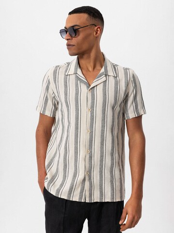 Antioch - Ajuste regular Camisa en beige: frente