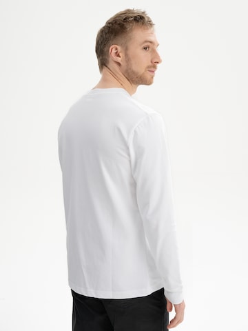 Tricou 'TEJAS' de la MELA pe alb