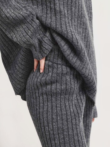 regular Pantaloni 'Comfy' di UNFOLLOWED x ABOUT YOU in grigio