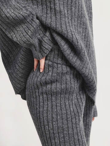 Regular Pantalon 'Comfy' UNFOLLOWED x ABOUT YOU en gris