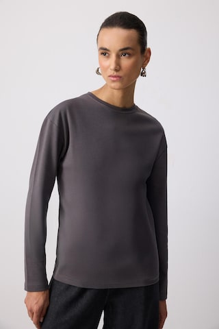 T-shirt Touche Prive en gris : devant