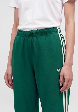 ADIDAS ORIGINALS - regular Pantalón 'AdiSignature' en verde: frente