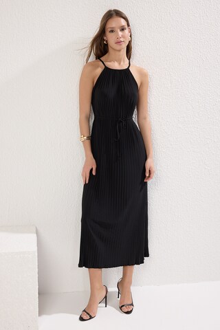 Trendyol - Vestido en negro: frente