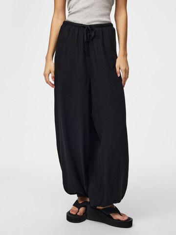 Tapered Pantaloni 'PCPia' di PIECES in nero: frontale