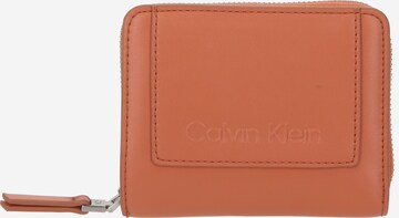 Calvin Klein Peňaženka - Hnedá: predná strana