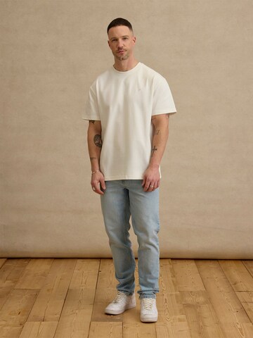 DAN FOX APPAREL Μπλουζάκι 'Arthur' σε λευκό