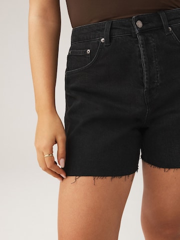 Next Regular Shorts in Schwarz