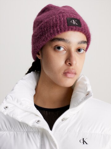 purpurinė Calvin Klein Jeans Megzta kepurė: priekis