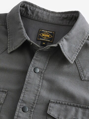 Next - Ajuste regular Camisa en gris