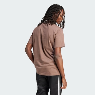 ADIDAS ORIGINALS T-Shirt 'Trefoil Essentials' in Braun