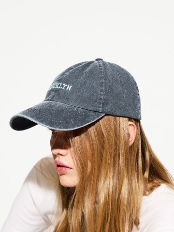 Bershka Czapka z daszkiem 'BROOKLYN' w kolorze niebieski