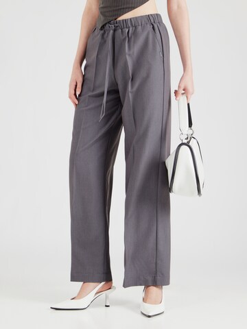 QS Loose fit Pleated Pants in Grey: front