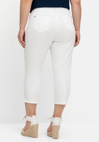 SHEEGO - Slimfit Pantalón en blanco