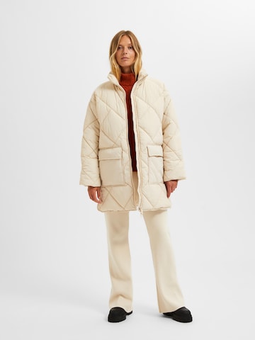 Manteau d’hiver 'Heidi' Selected Femme Curve en blanc