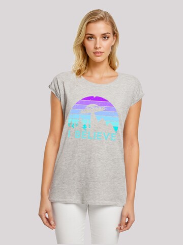 F4NT4STIC Shirt 'I Believe UFO Alien Raumschiff Retro' in Grijs: voorkant