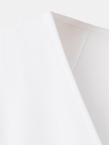 Tricou de la MANGO pe alb