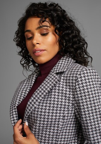 LAURA SCOTT Between-Seasons Coat in Black