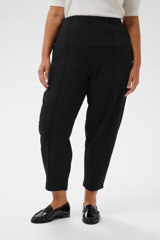 KAFFE CURVE Tapered Pantalon in Zwart: voorkant
