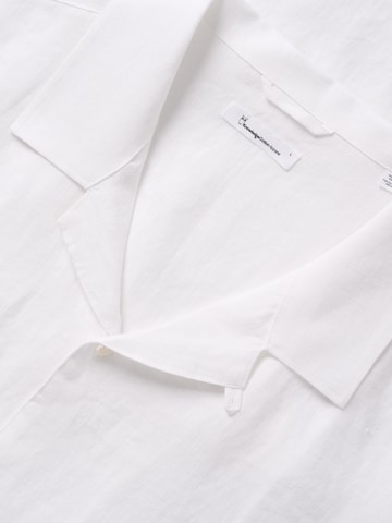 KnowledgeCotton Apparel - Ajuste confortable Camisa en blanco