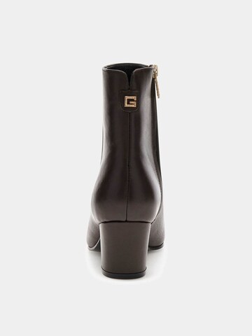 GUESS Stiefelette 'Halisa' in Braun